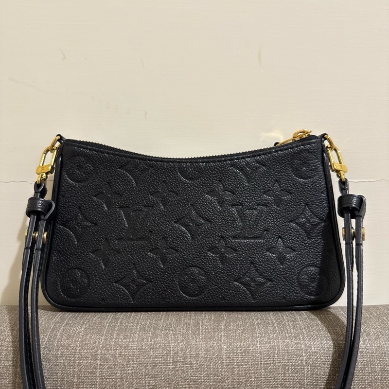LV Louis Vuitton Easy Pouch On Strap 壓花牛皮拉鍊肩背斜背包M80349-黑-7