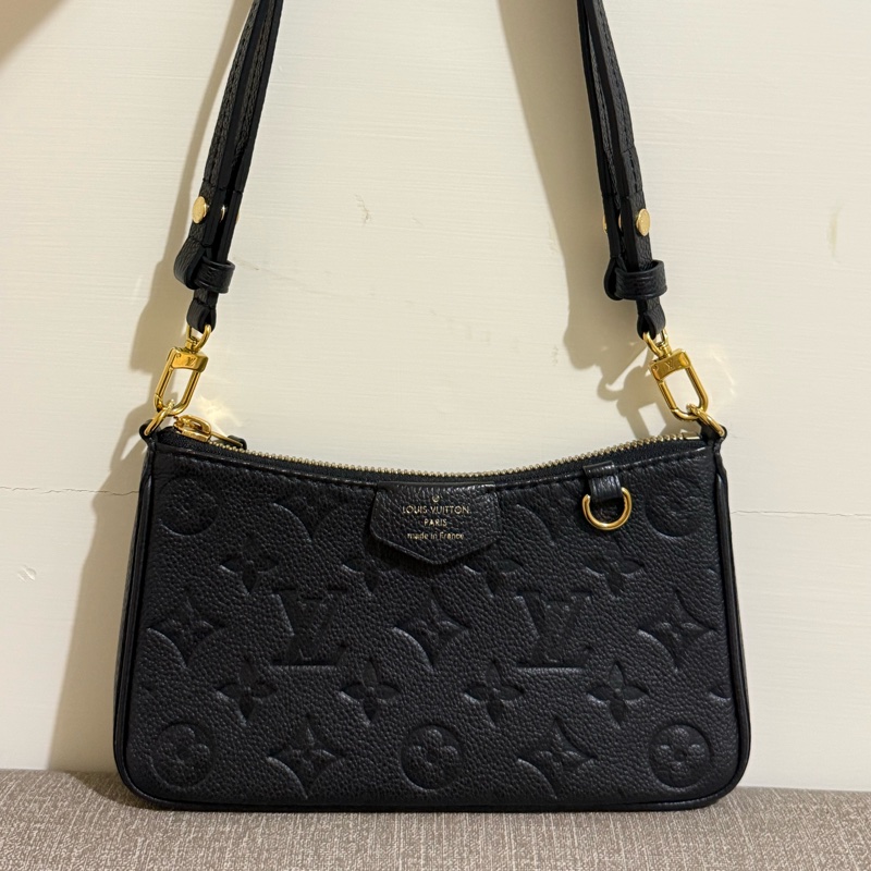LV Louis Vuitton Easy Pouch On Strap 壓花牛皮拉鍊肩背斜背包M80349-黑-9