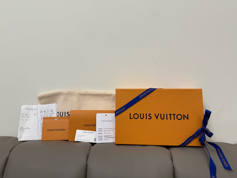 LV Louis Vuitton Easy Pouch On Strap 壓花牛皮拉鍊肩背斜背包M80349-黑-17
