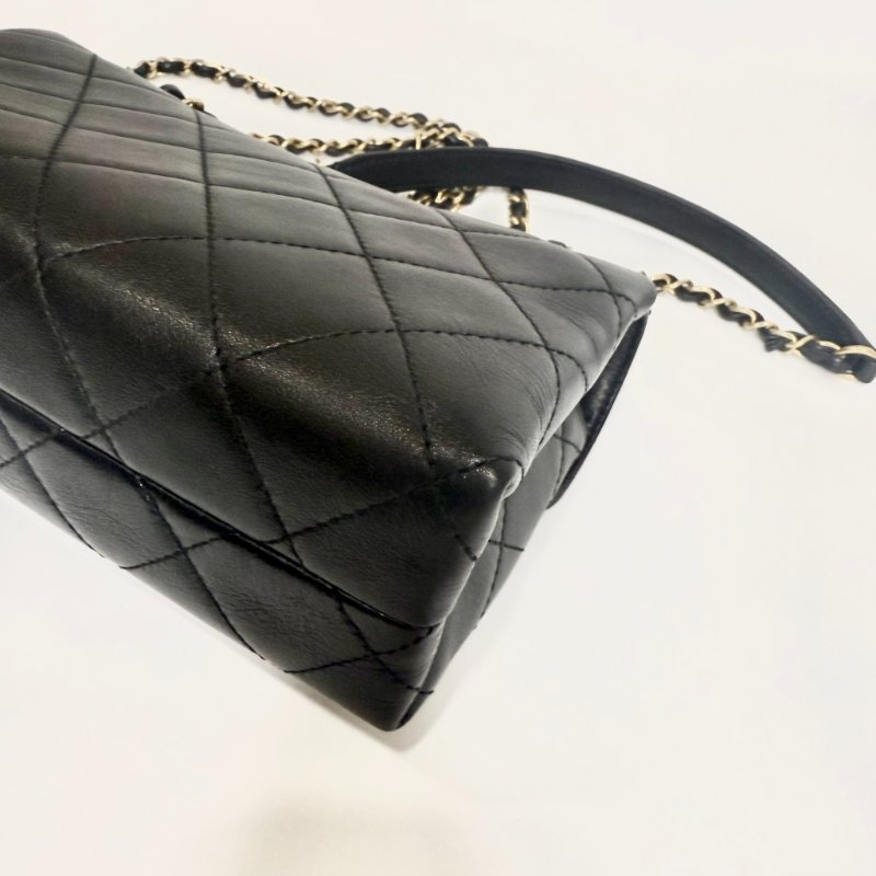 CHANEL - 黑金牛皮字母側背包-9