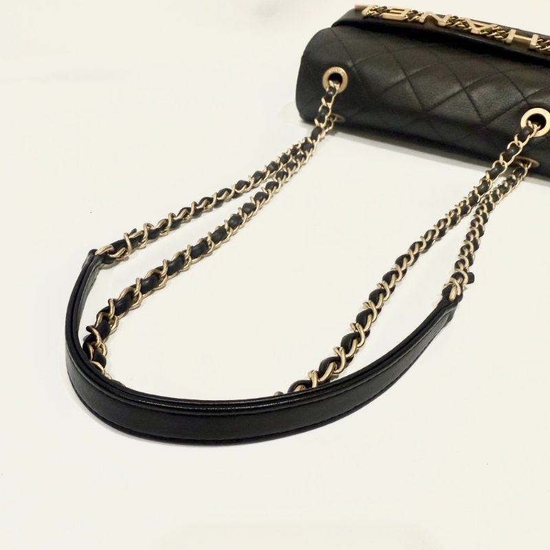 CHANEL - 黑金牛皮字母側背包-13