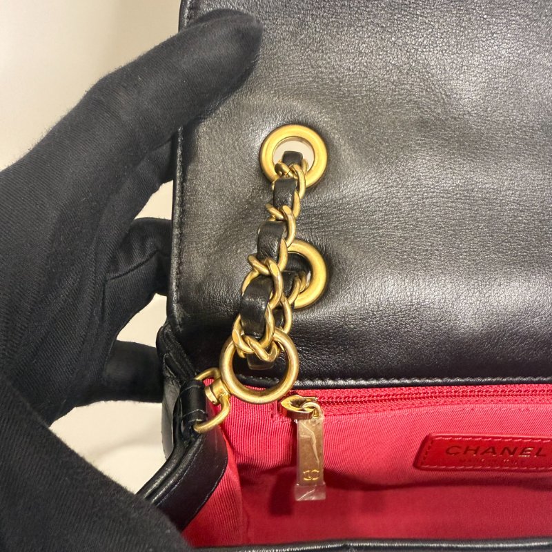 CHANEL - 黑金牛皮字母側背包-14