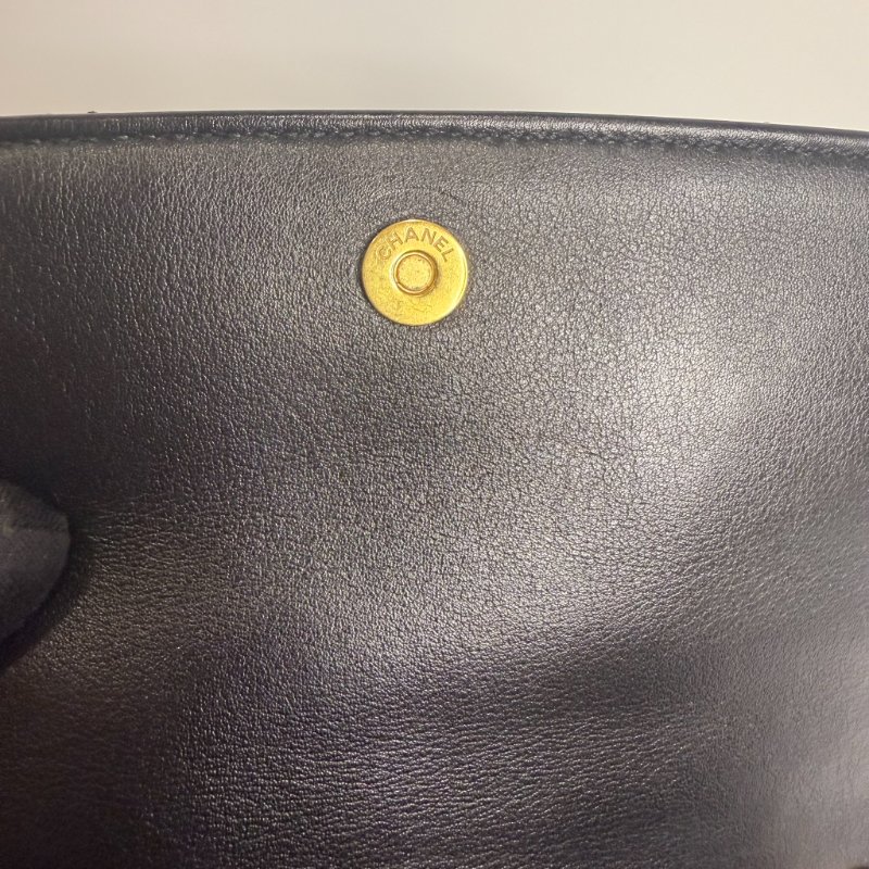 CHANEL - 黑金牛皮字母側背包-18