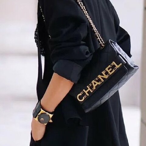 CHANEL - 黑金牛皮字母側背包