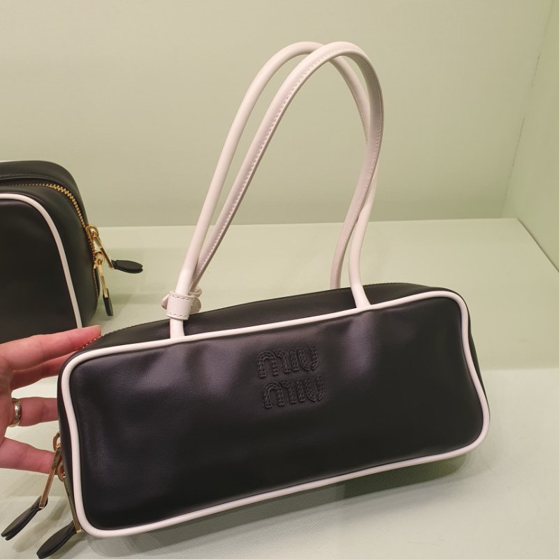 🛫早秋當季新品🛬Miu Miu 5BB173 小牛皮 Beau 保齡球包  黑白色-1