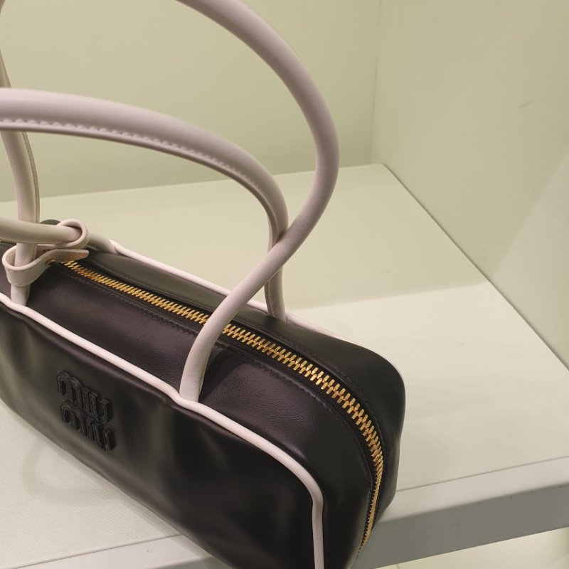 🛫早秋當季新品🛬Miu Miu 5BB173 小牛皮 Beau 保齡球包  黑白色-4