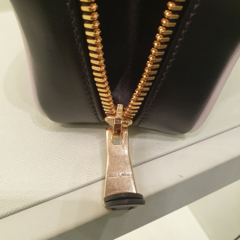 🛫早秋當季新品🛬Miu Miu 5BB173 小牛皮 Beau 保齡球包  黑白色-6