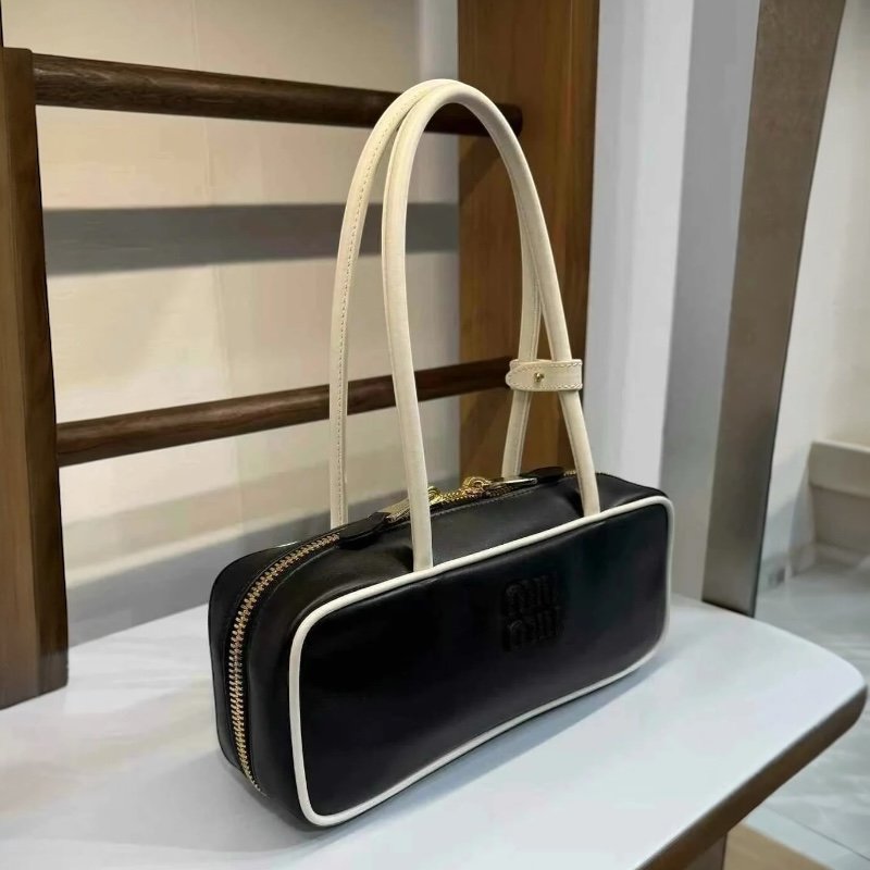 🛫早秋當季新品🛬Miu Miu 5BB173 小牛皮 Beau 保齡球包  黑白色-9