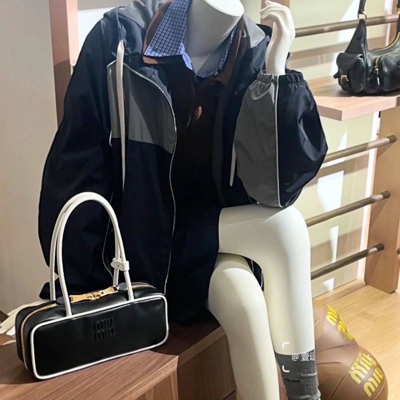 🛫早秋當季新品🛬Miu Miu 5BB173 小牛皮 Beau 保齡球包  黑白色-10