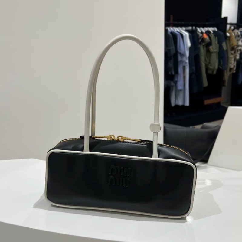 🛫早秋當季新品🛬Miu Miu 5BB173 小牛皮 Beau 保齡球包  黑白色-11