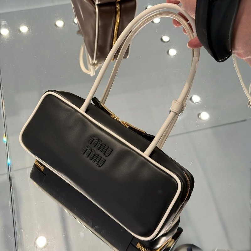🛫早秋當季新品🛬Miu Miu 5BB173 小牛皮 Beau 保齡球包  黑白色-13