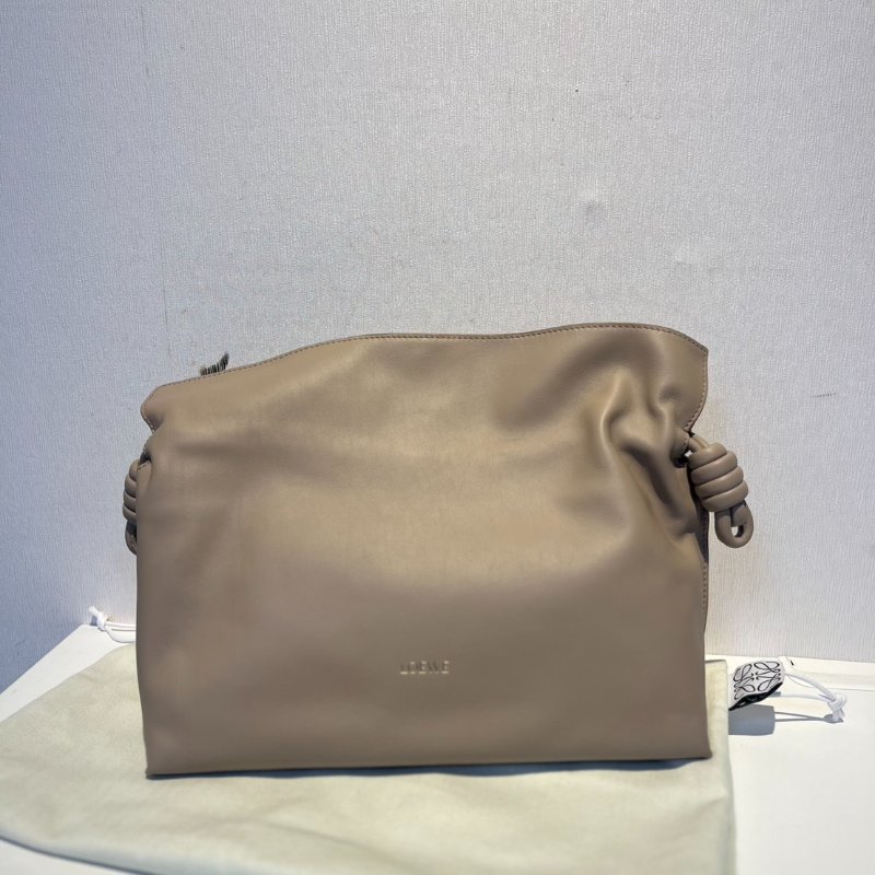 【LOEWE 羅威】Flamenco Clutch 中款 納帕小牛皮 手拿包 肩背包 斜背包 沙色-0