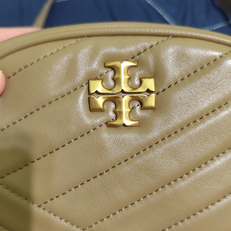 TB toryburch Kira專櫃款 灰棕色/奶茶色/可可灰 小款斜背相機包 全新(2025流行色)-23