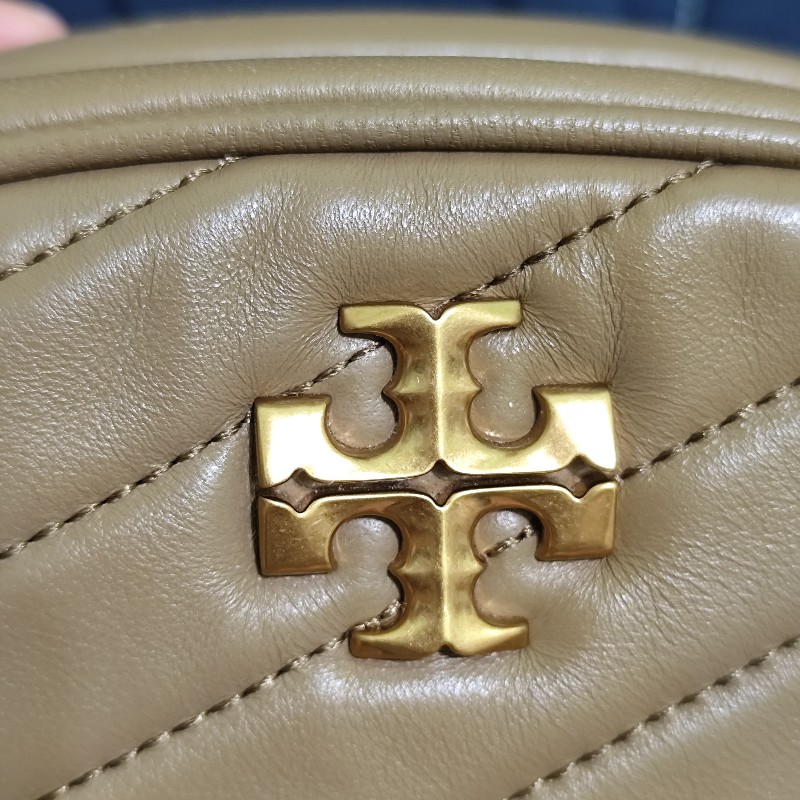 TB toryburch Kira專櫃款 灰棕色/奶茶色/可可灰 小款斜背相機包 全新(2025流行色)-24