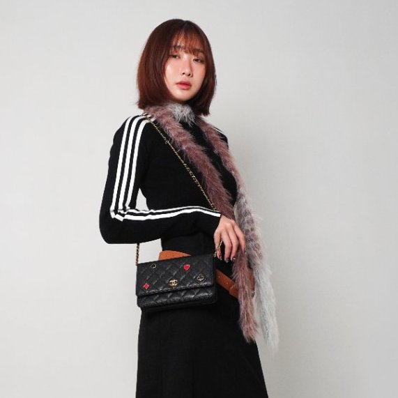 Chanel 展示品 粒紋牛皮季節撲克logo金鍊Woc斜背包(AP3076-黑)-1