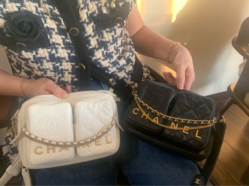 香奈兒Chanel 22C白色金扣雙口袋相機包又叫炸藥包-3