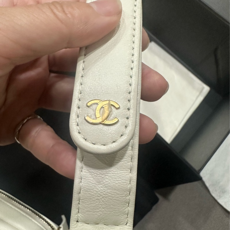 香奈兒Chanel 22C白色金扣雙口袋相機包又叫炸藥包-16