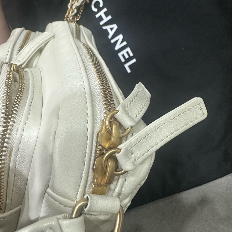 香奈兒Chanel 22C白色金扣雙口袋相機包又叫炸藥包-17