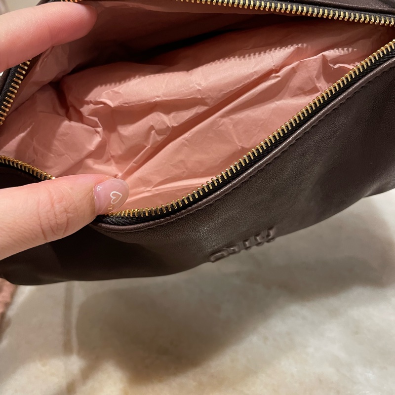 Miu miu 深咖啡 棕色鉛筆袋包 腋下包 化妝包 筆筒包-8