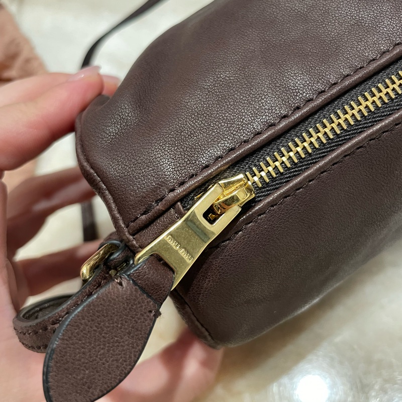 Miu miu 深咖啡 棕色鉛筆袋包 腋下包 化妝包 筆筒包-12