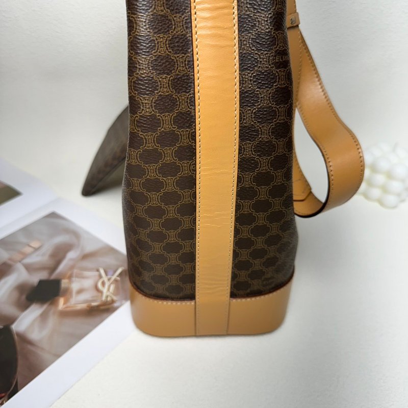CELINE 復古凱旋門焦糖棕金扣水桶包-3