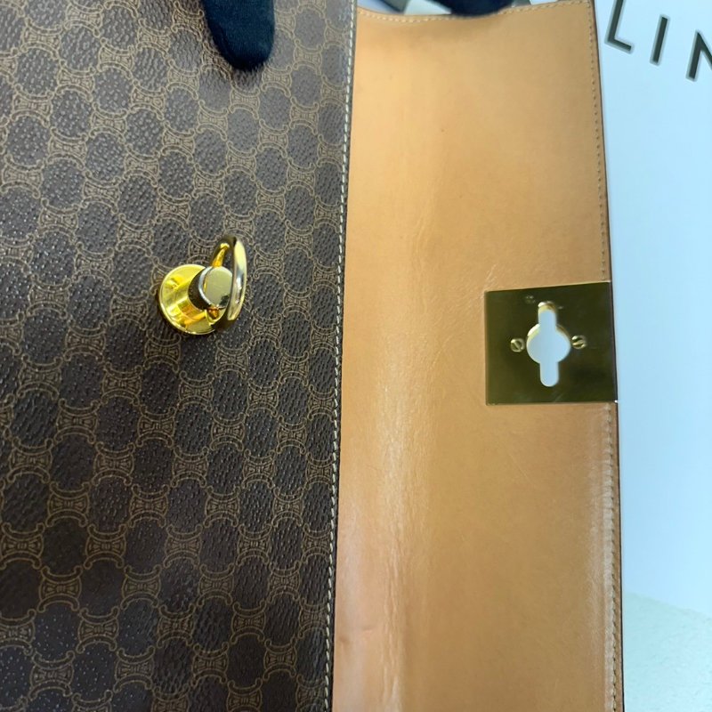 CELINE 復古凱旋門印 焦糖棕金扣 手提包-8