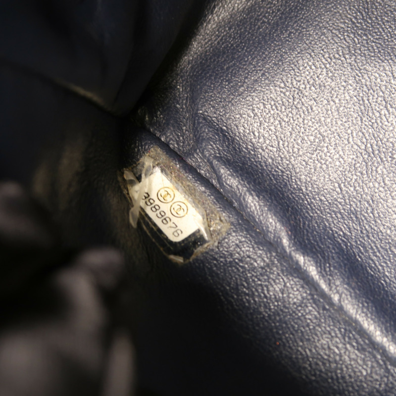 CHANEL 漆皮皮革Maxi Classic銀扣鏈帶肩背袋-8