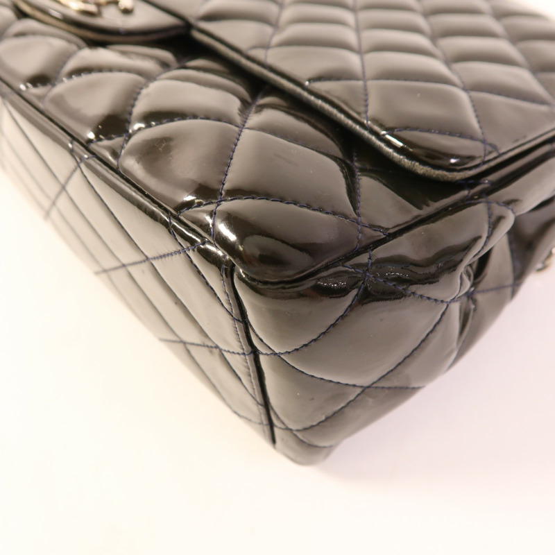 CHANEL 漆皮皮革Maxi Classic銀扣鏈帶肩背袋-10