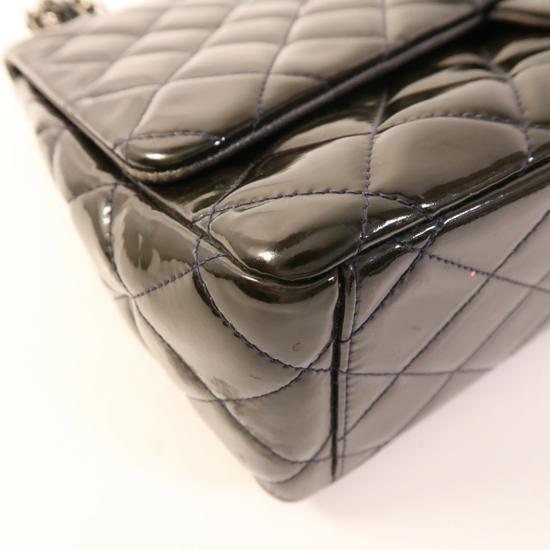 CHANEL 漆皮皮革Maxi Classic銀扣鏈帶肩背袋-11