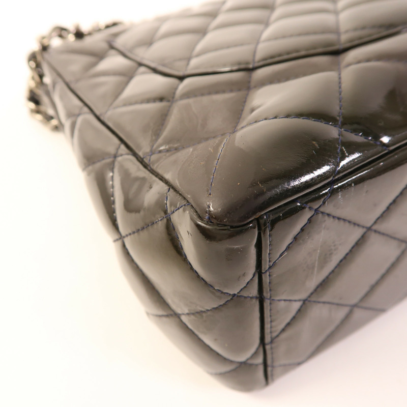 CHANEL 漆皮皮革Maxi Classic銀扣鏈帶肩背袋-13