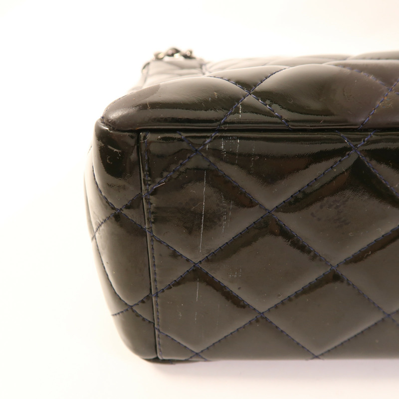 CHANEL 漆皮皮革Maxi Classic銀扣鏈帶肩背袋-14