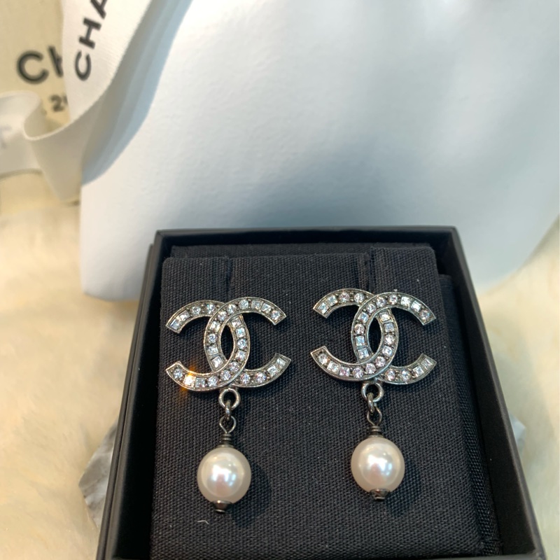 Chanel 香奈兒 銀色珍珠垂吊水鑽耳環 XB255-19