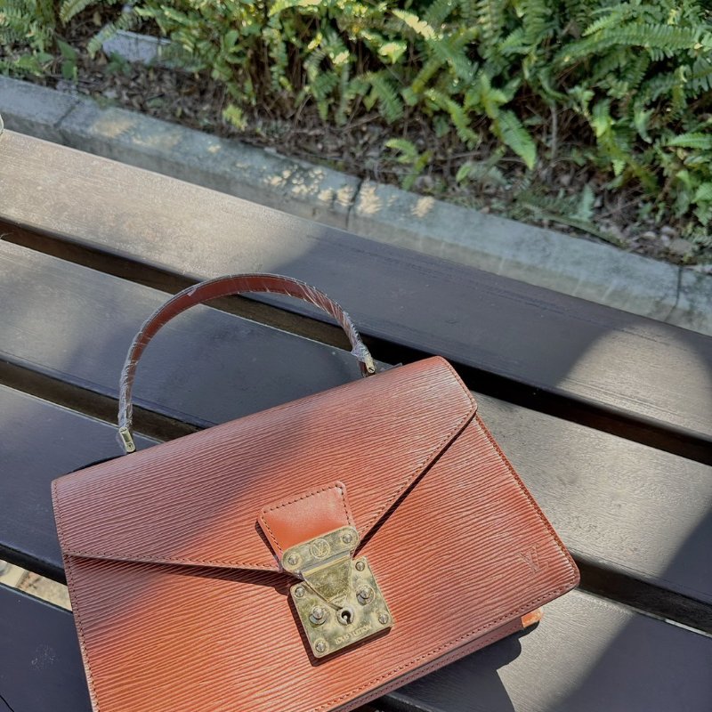 LV EPI 水波紋 手提包棕色 郵差包-1