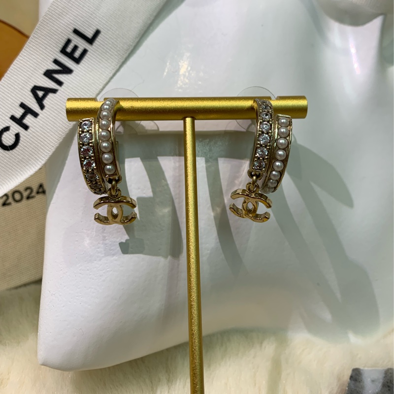 Chanel 淡金色水鑽珍珠半圈垂吊CC耳環 XA572-0