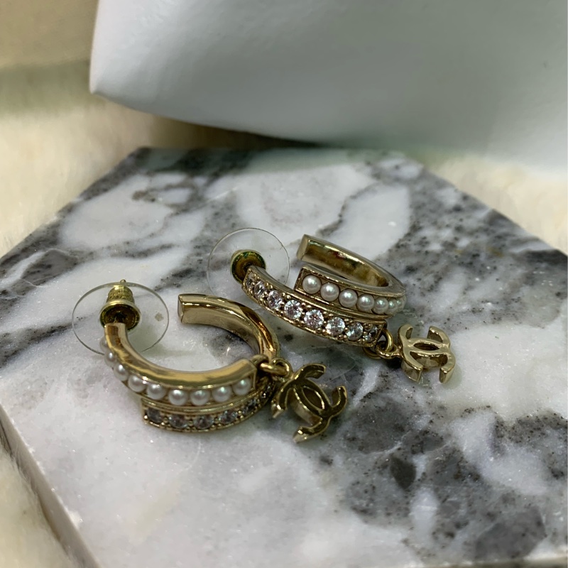 Chanel 淡金色水鑽珍珠半圈垂吊CC耳環 XA572-1