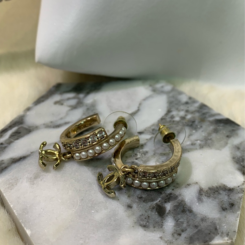 Chanel 淡金色水鑽珍珠半圈垂吊CC耳環 XA572-2