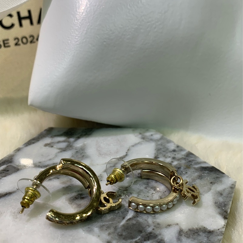 Chanel 淡金色水鑽珍珠半圈垂吊CC耳環 XA572-3