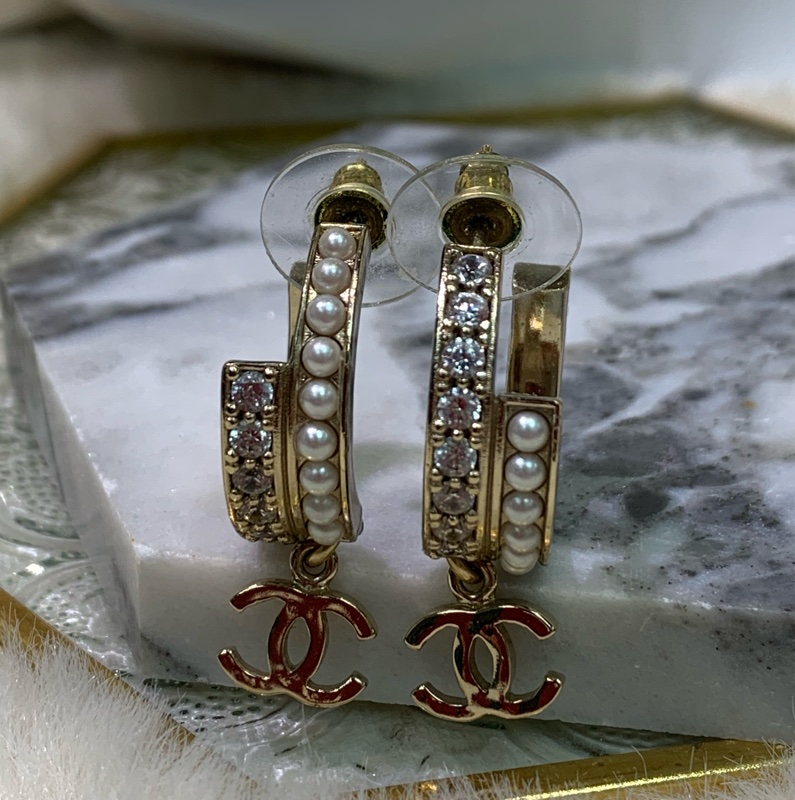 Chanel 淡金色水鑽珍珠半圈垂吊CC耳環 XA572-5