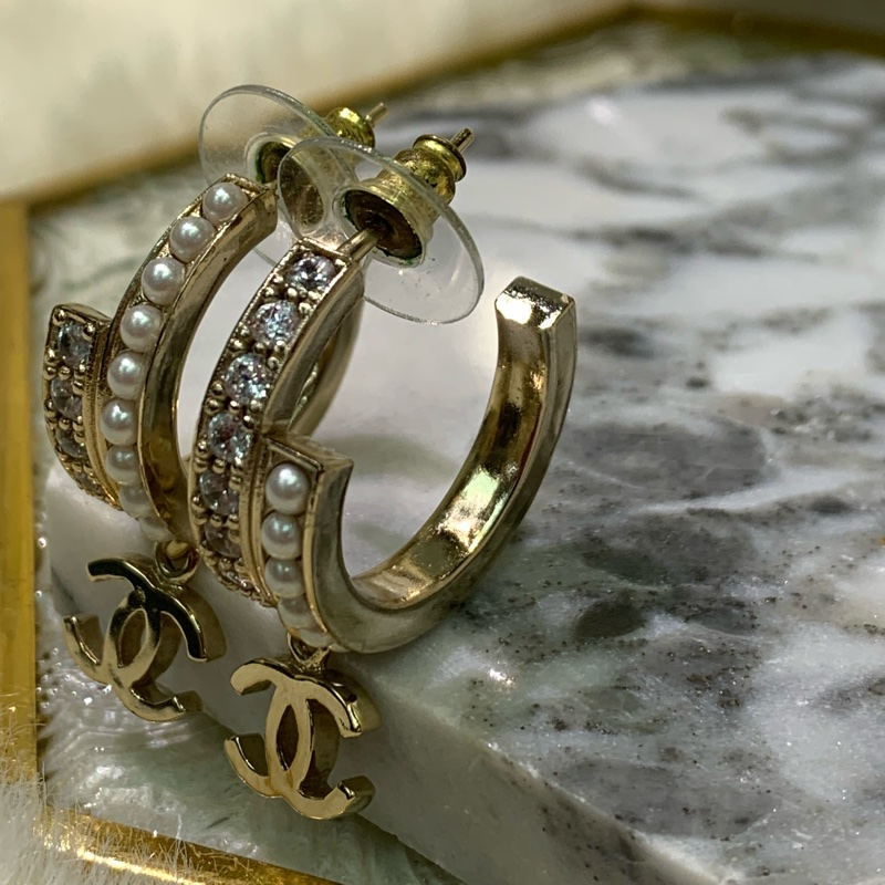 Chanel 淡金色水鑽珍珠半圈垂吊CC耳環 XA572-6