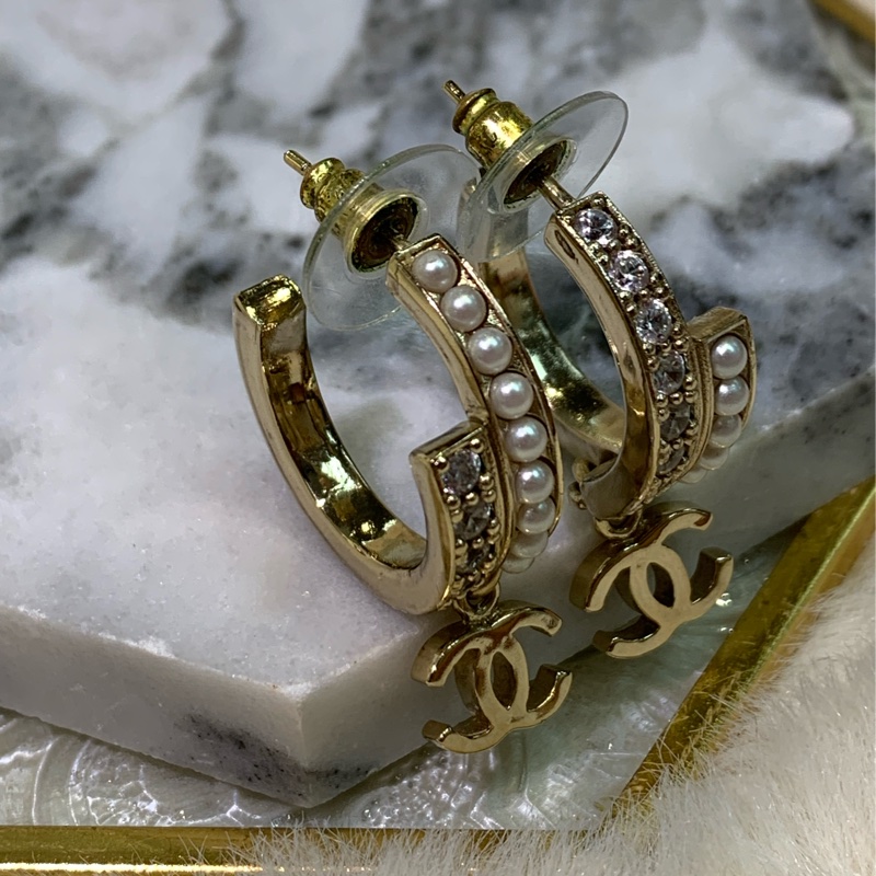 Chanel 淡金色水鑽珍珠半圈垂吊CC耳環 XA572-7