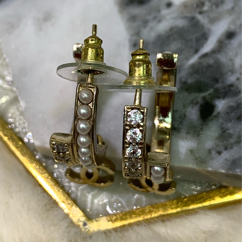 Chanel 淡金色水鑽珍珠半圈垂吊CC耳環 XA572-8