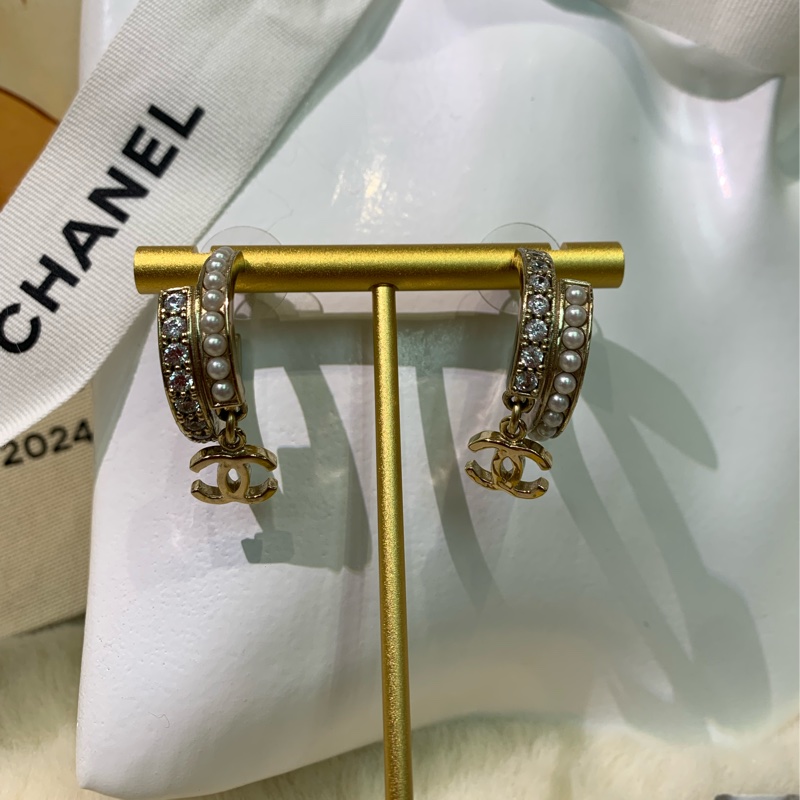 Chanel 淡金色水鑽珍珠半圈垂吊CC耳環 XA572-10