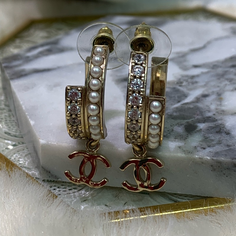 Chanel 淡金色水鑽珍珠半圈垂吊CC耳環 XA572-11