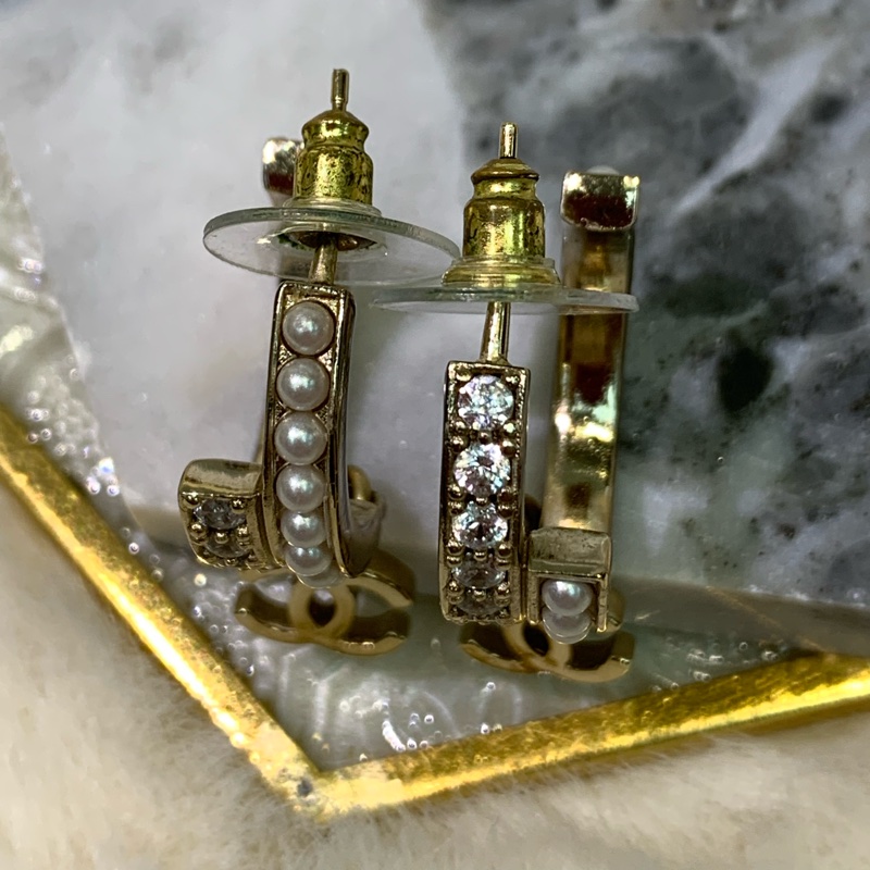 Chanel 淡金色水鑽珍珠半圈垂吊CC耳環 XA572-14