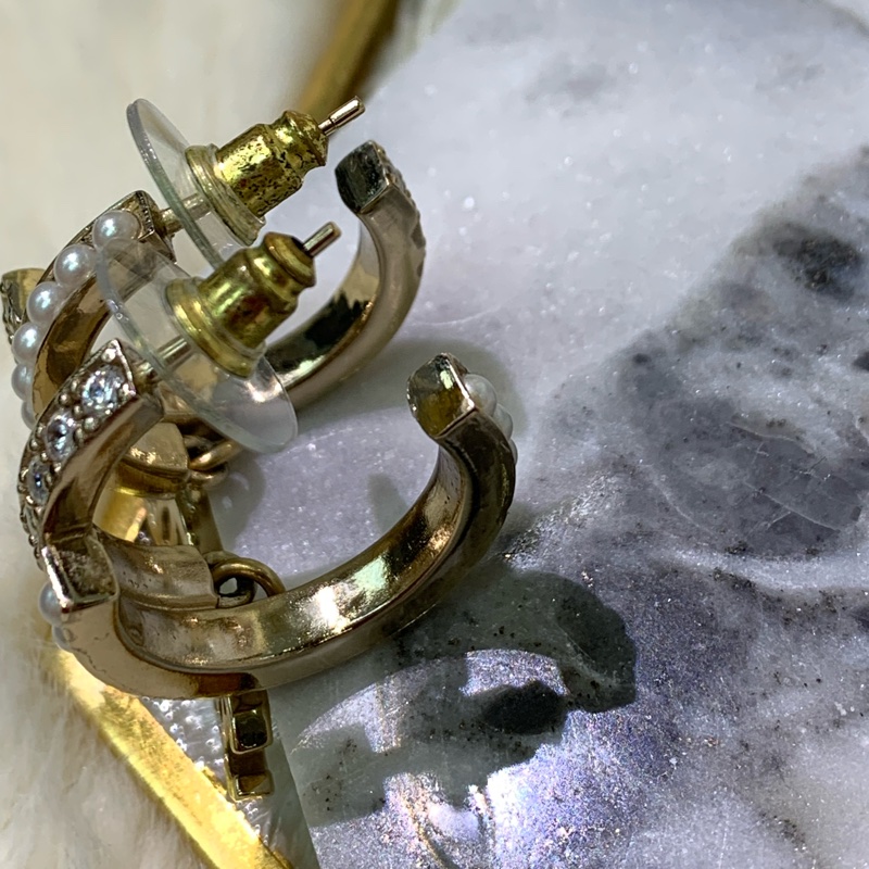 Chanel 淡金色水鑽珍珠半圈垂吊CC耳環 XA572-15