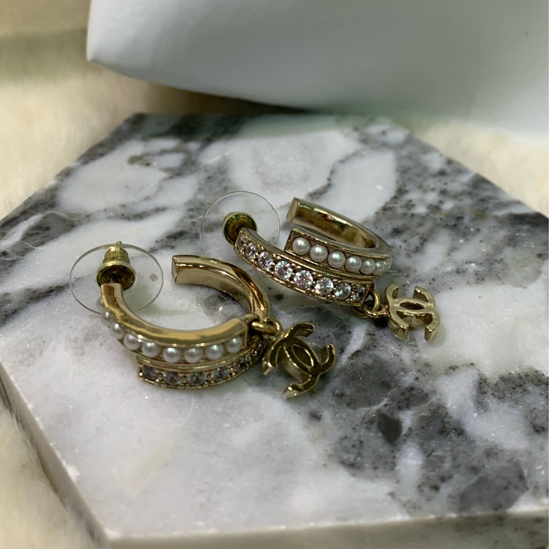 Chanel 淡金色水鑽珍珠半圈垂吊CC耳環 XA572-18