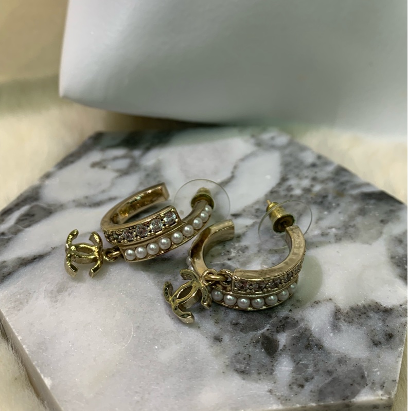 Chanel 淡金色水鑽珍珠半圈垂吊CC耳環 XA572-19