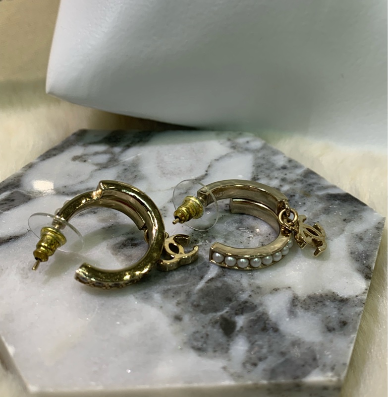 Chanel 淡金色水鑽珍珠半圈垂吊CC耳環 XA572-20