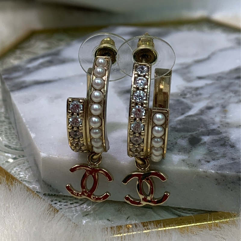 Chanel 淡金色水鑽珍珠半圈垂吊CC耳環 XA572-22