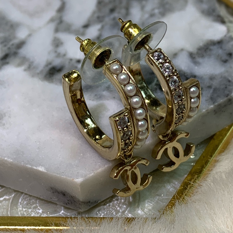Chanel 淡金色水鑽珍珠半圈垂吊CC耳環 XA572-24